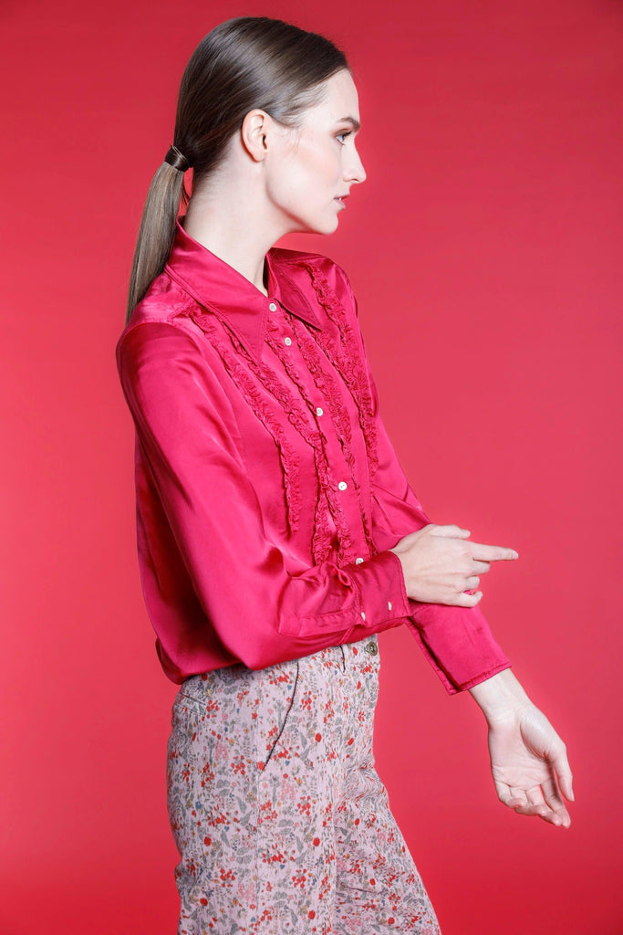 Image 4 of a woman's shirt in fuchsia viscose with ruffles model Nicole Nas by Mason's