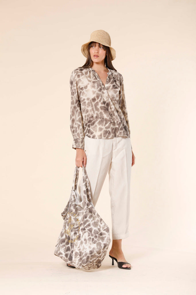 immagine 4 di camicia da donna a manica lunga in tencel con pattern giraffa modello Adele colore stucco di Mason's 