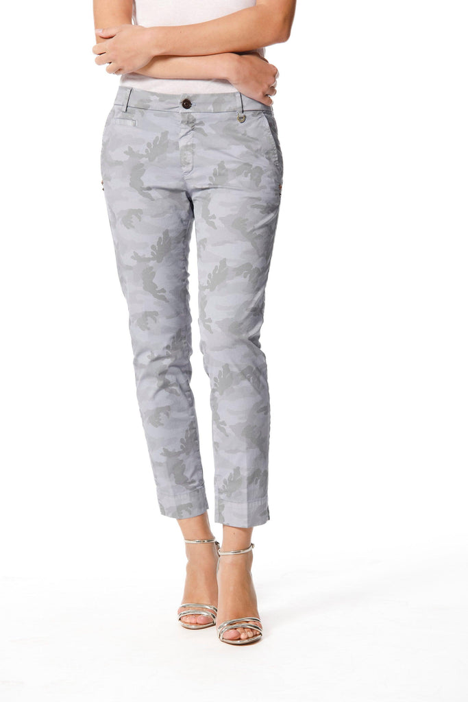 Jaqueline Capri woman chino pants in camouflage cotton curvy ① - Mason's US
