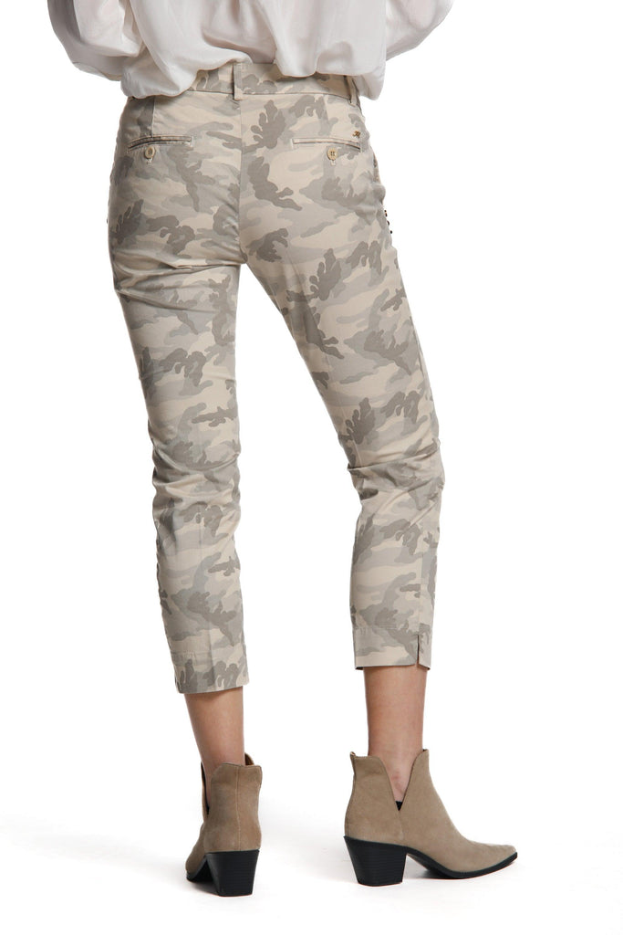 Jaqueline Capri woman chino pants in camouflage cotton curvy ①