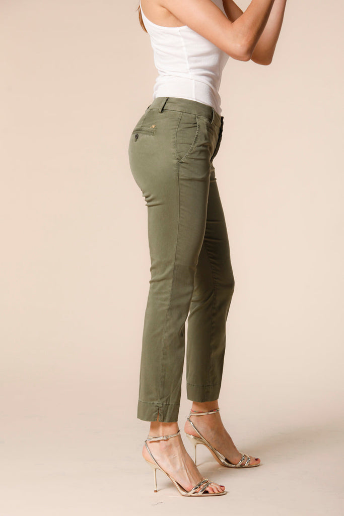 Image 4 of women's capri chino pants in green colored cotton Jaqueline Curvie model by Mason's