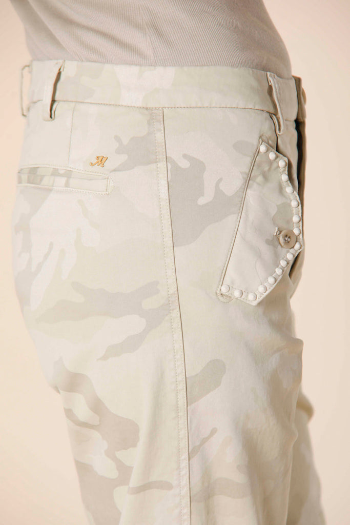 Immagine 2 di pantalone cargo donna in raso color beige chiaro con stampa camouflage modello Evita di Mason's