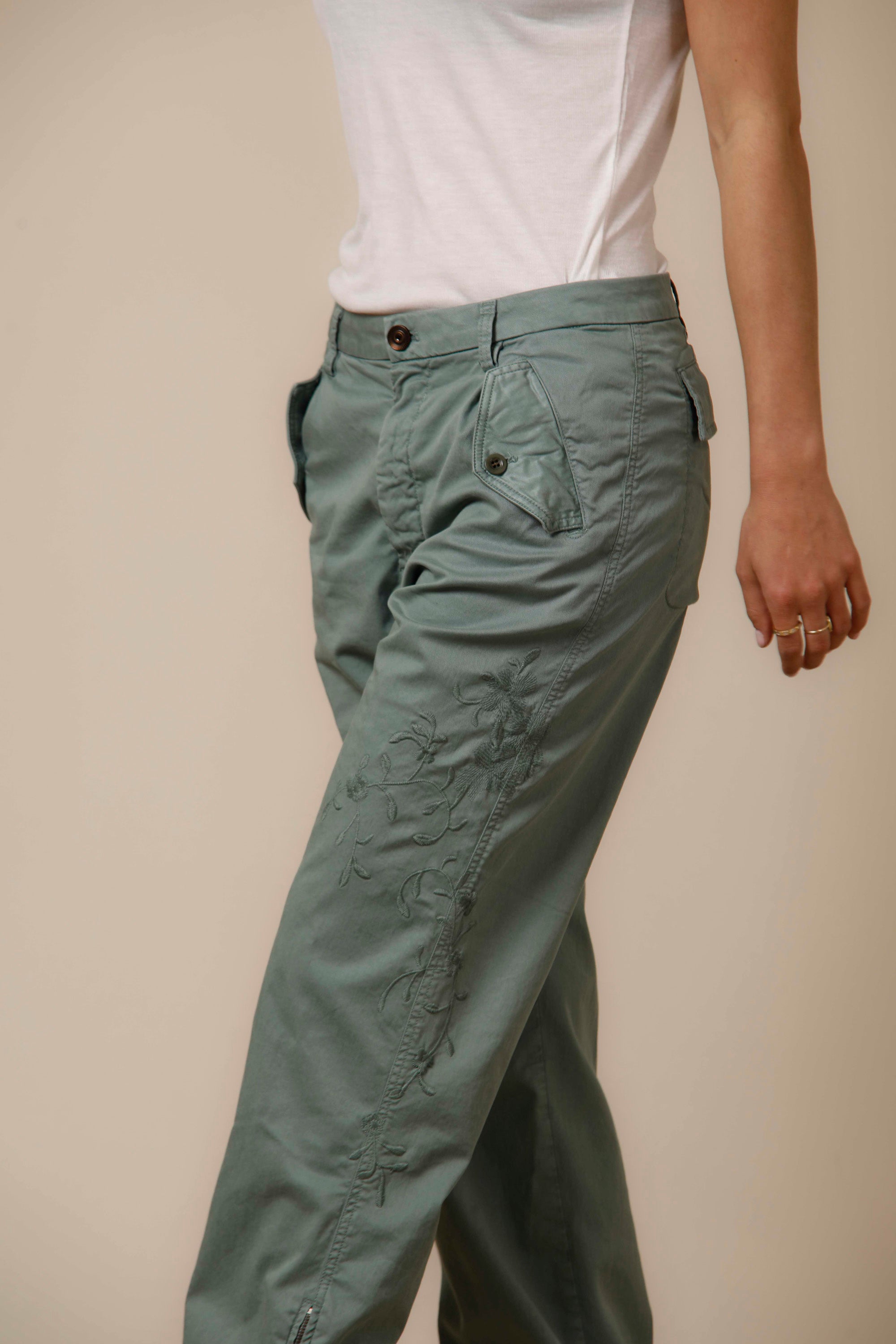 Evita pantalone cargo donna in cotone tencel con ricamo curvy