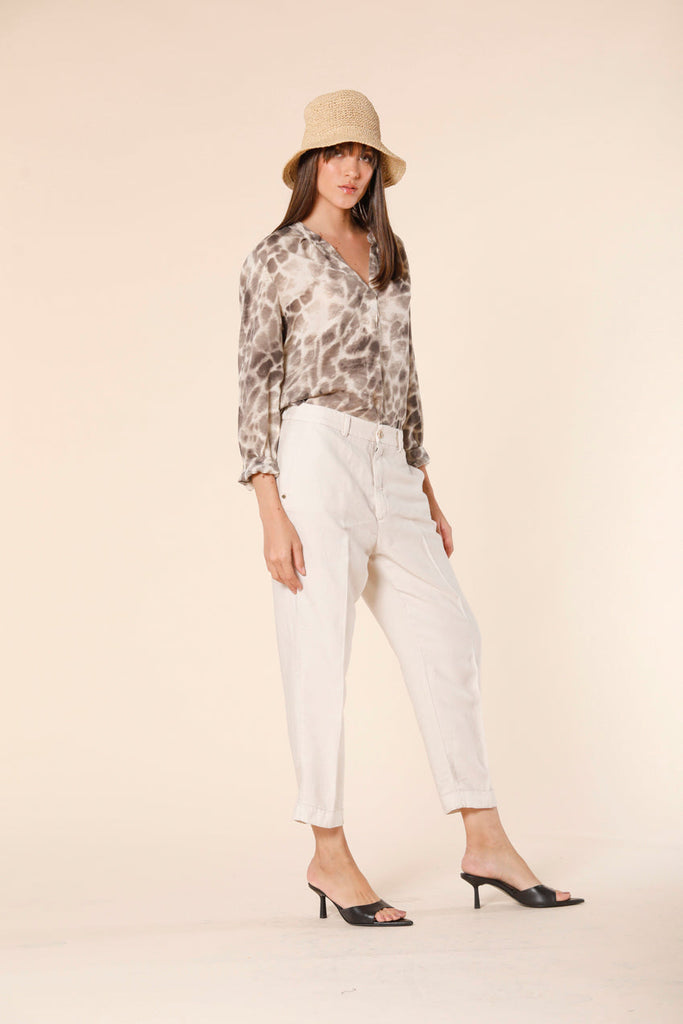 Image 2 of women's chino jogger pants in stucco colored tencel and linel mat fabric Linda Summer model by Mason's 