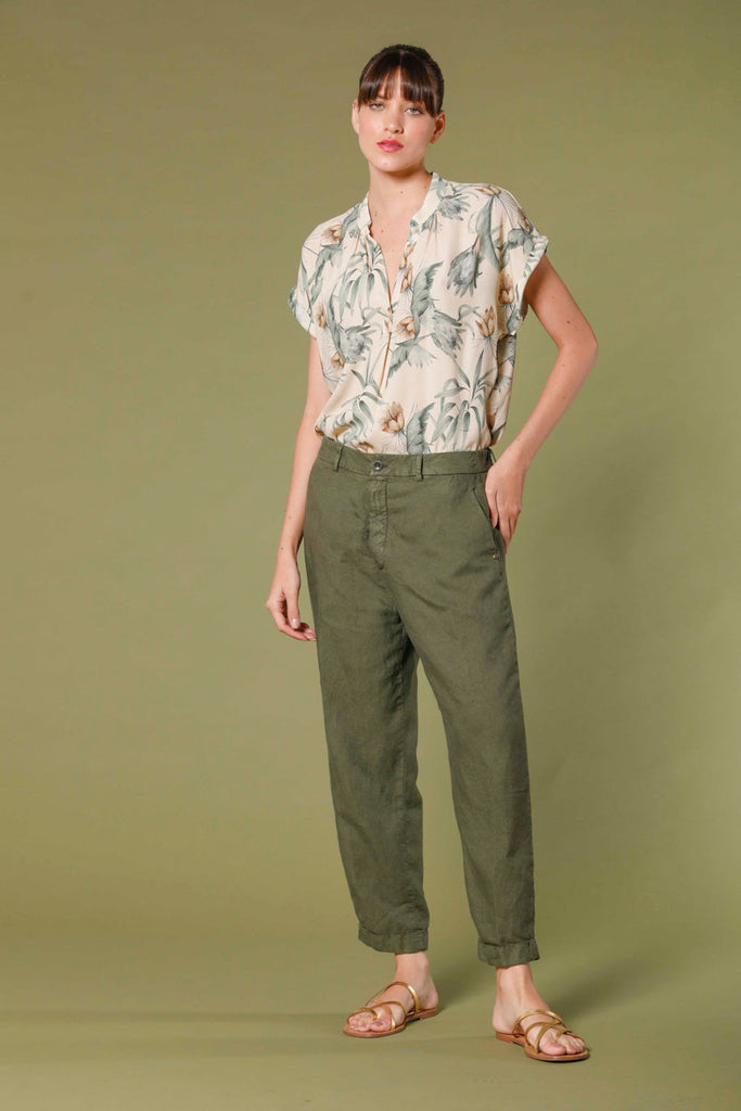 Image 2 of women's chino jogger pants in green colored tencel and linel mat fabric Linda Summer model by Mason's 