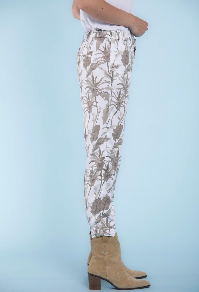 Linda Summer woman chino pants in tencel with palm pattern relaxed