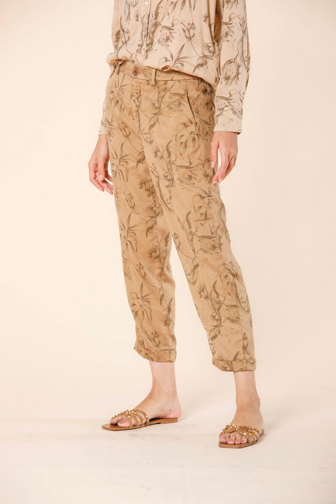 Image 4 of women's chino jogger pants in biscuit colored tencel with leaves print Linda Summer model by Mason's