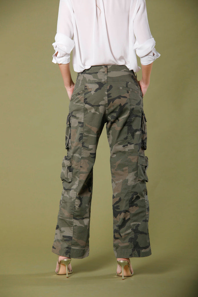 Immagine 4 di pantalone cargo donna in twill di cotone on stampa camouflage verde militare modello New Hunter di Mason's