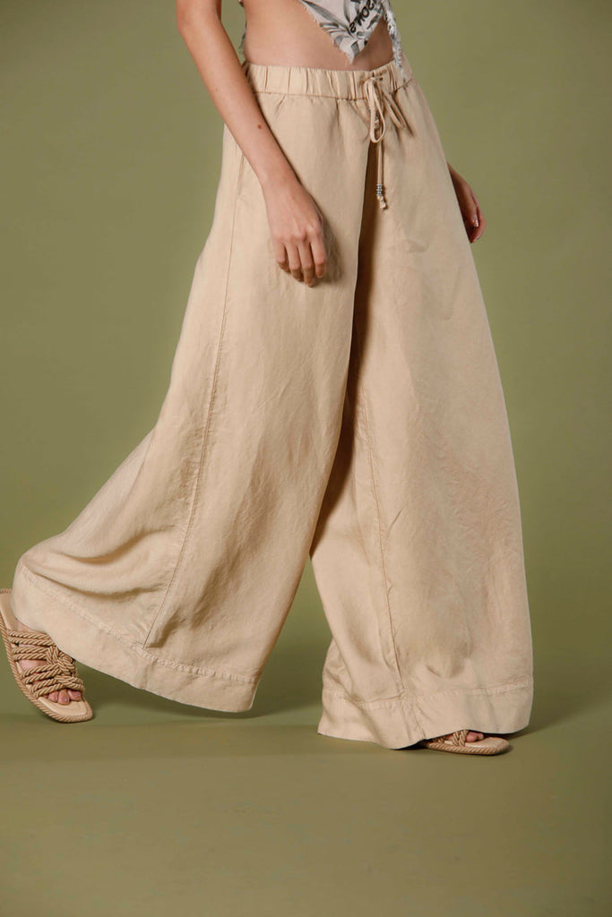 Image 4 of women's chino pants in dark khaki colored linen and tencel Portofino model by Mason's