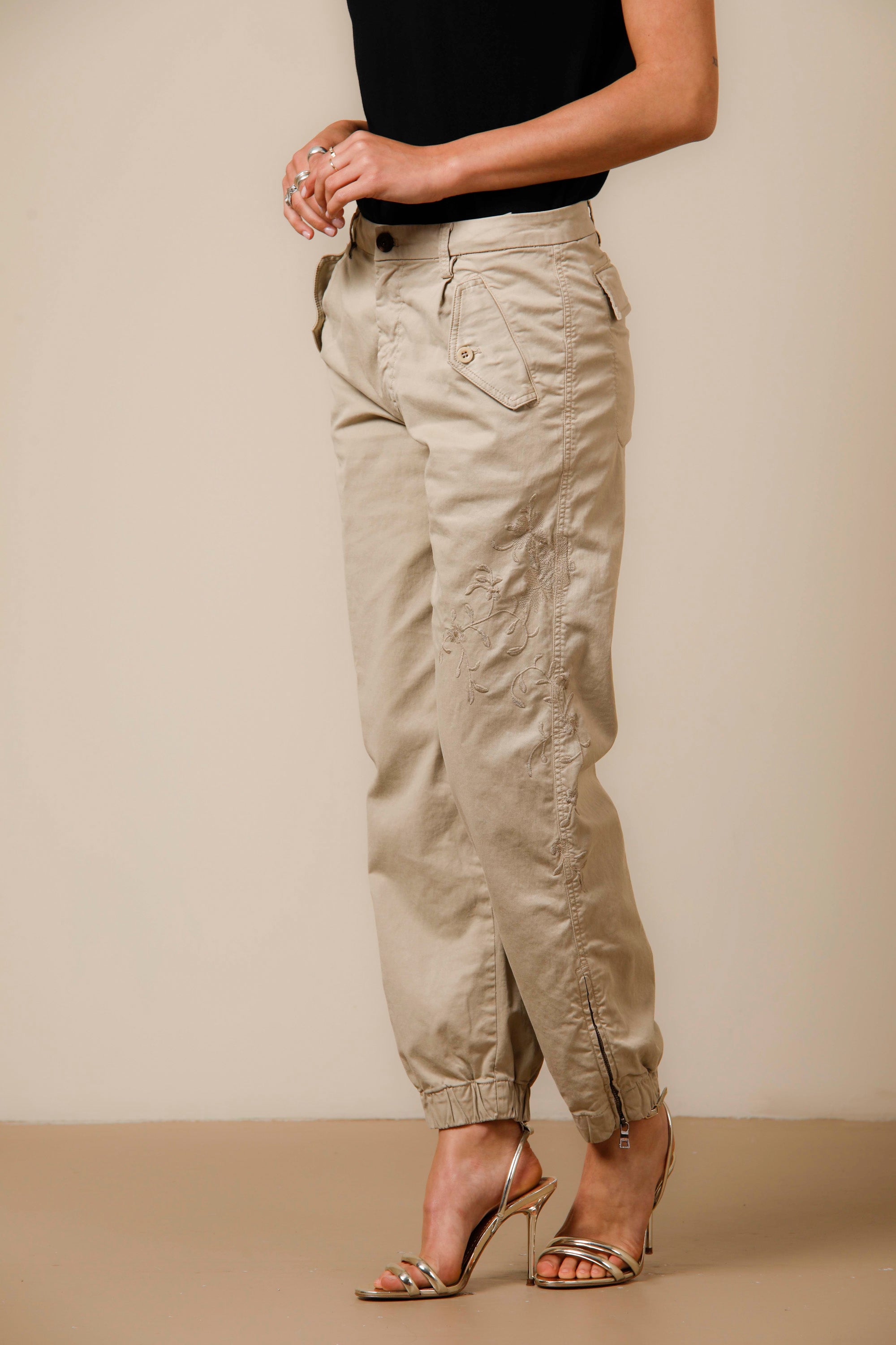 Evita Pantalon cargo pour femme en coton tencel avec broderie curvy