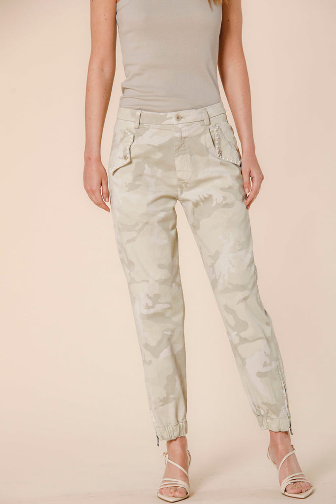 Immagine 1 di pantalone cargo donna in raso color beige chiaro con stampa camouflage modello Evita di Mason's