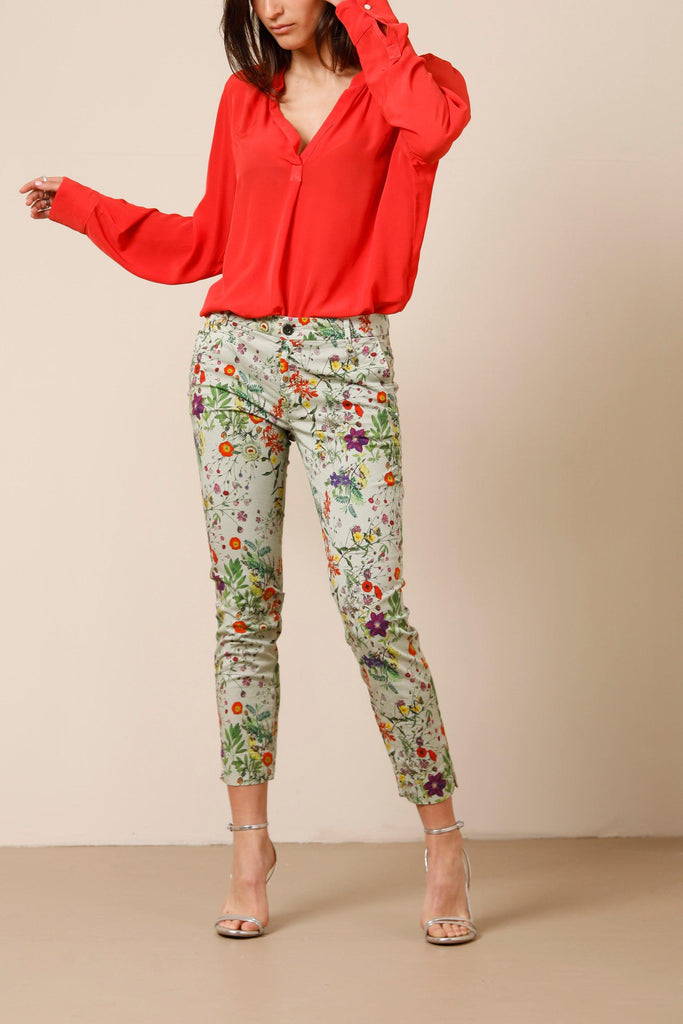 Jaqueline Capri woman chino pants in floral stretch cotton curvy