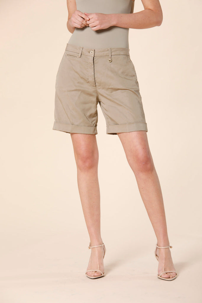 image of 1 woman's chino bermuda in tencel with embroidery jaqueline curvie model in rope curvy fit by mason's 