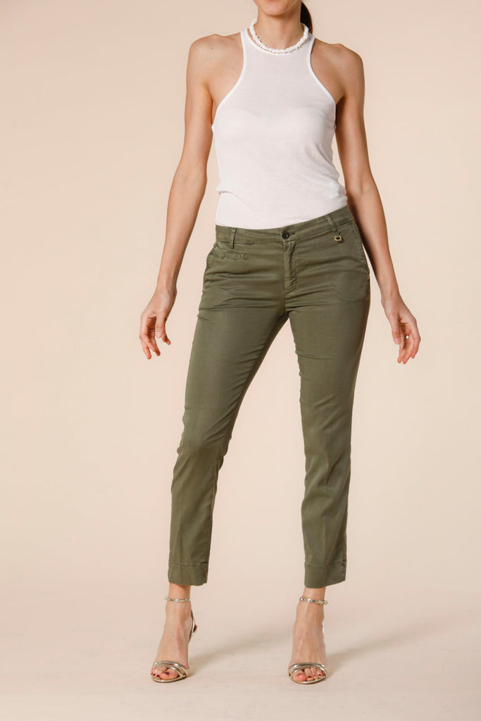 Image 1 of women's capri chino pants in green colored cotton Jaqueline Curvie model by Mason's