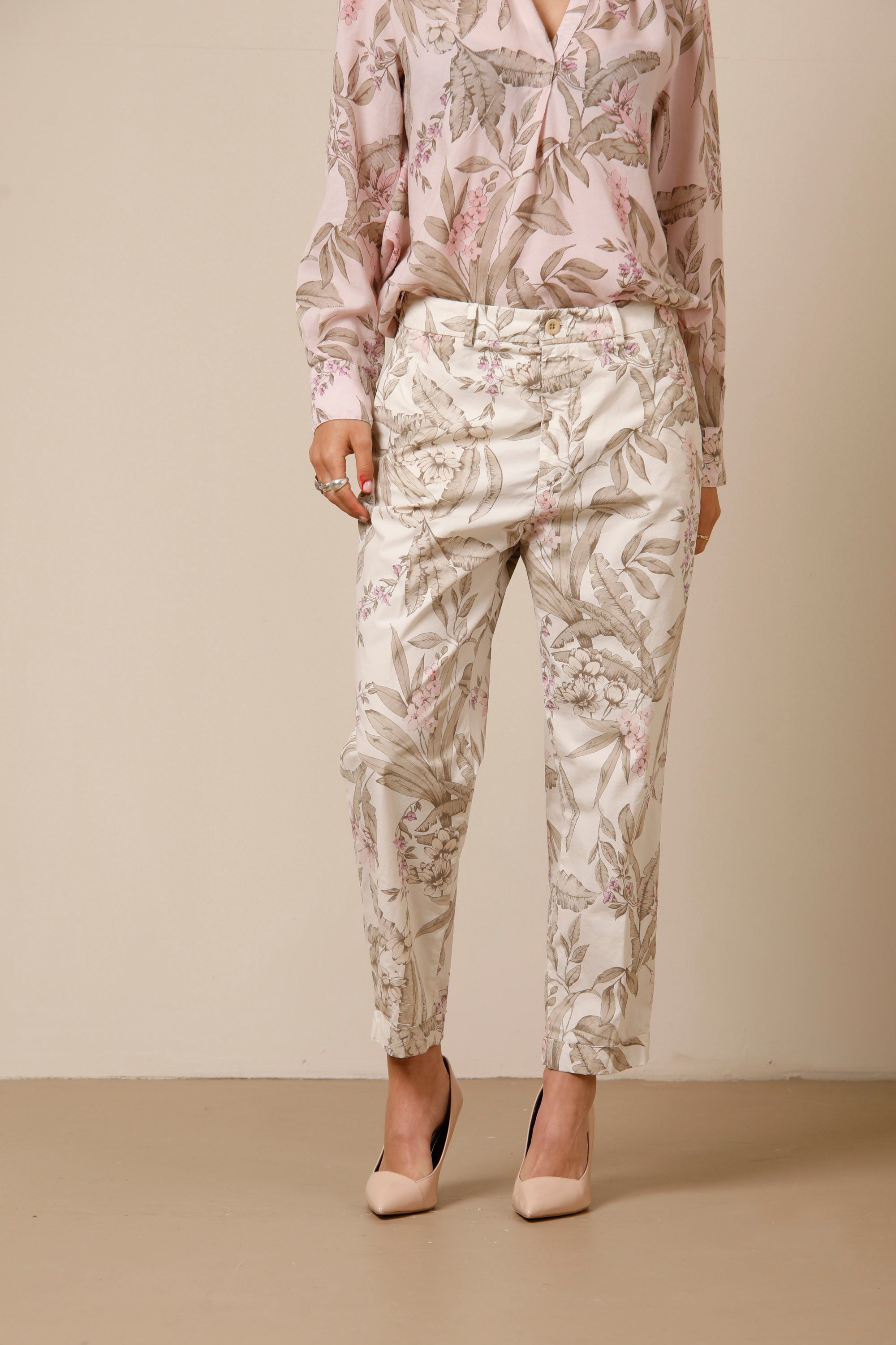 Linda Summer woman chino pants with flower pattern relaxed