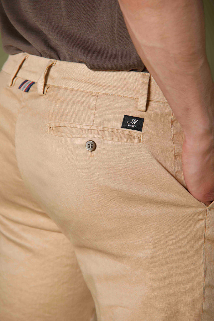 Immagine 3 di pantalone chino uomo in lino e twill di cotone color kaki scuro modello New York di Mason's